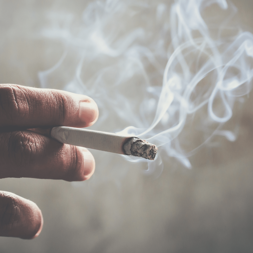 Photo d'une cigarette dans une main